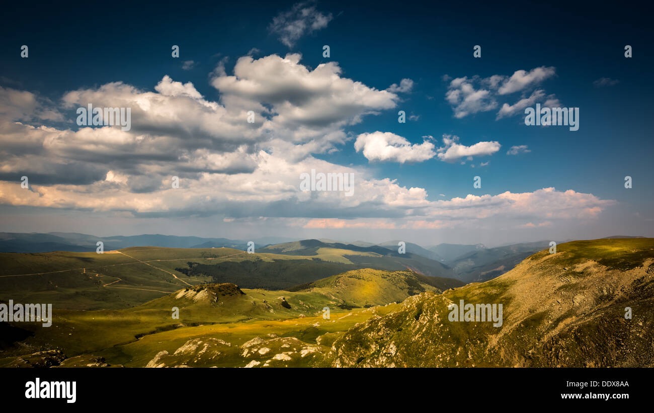 Paesaggio con un cielo blu e nuvole bianche al di sopra delle montagne dei Carpazi Foto Stock
