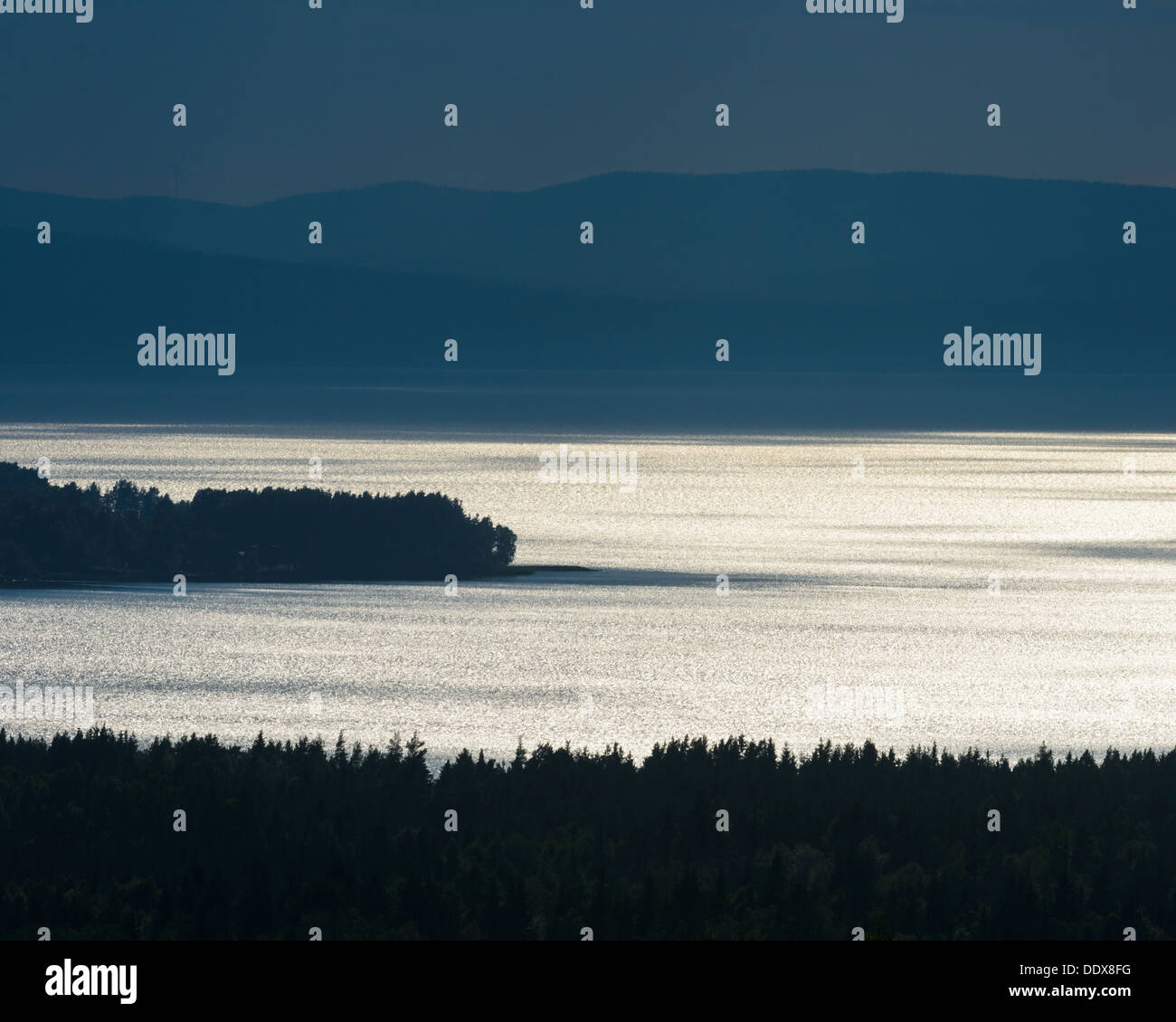 Silhouette di alberi e sul lago Siljan, Dalarna, Svezia Foto Stock