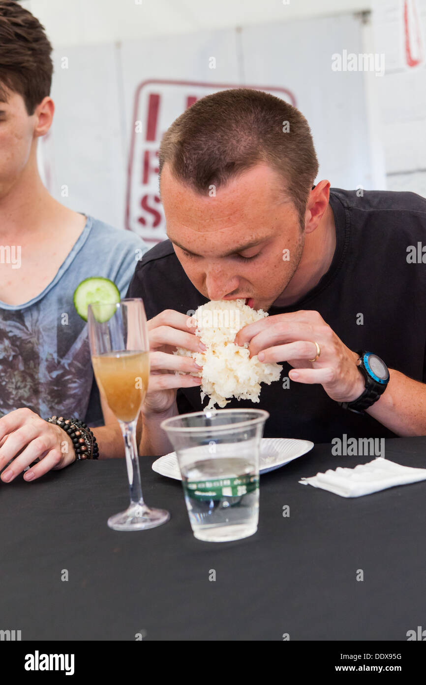 Estrema sfida alimentare Kingston 2013 - inserimento in uno strano tipo di fungo. Foto Stock