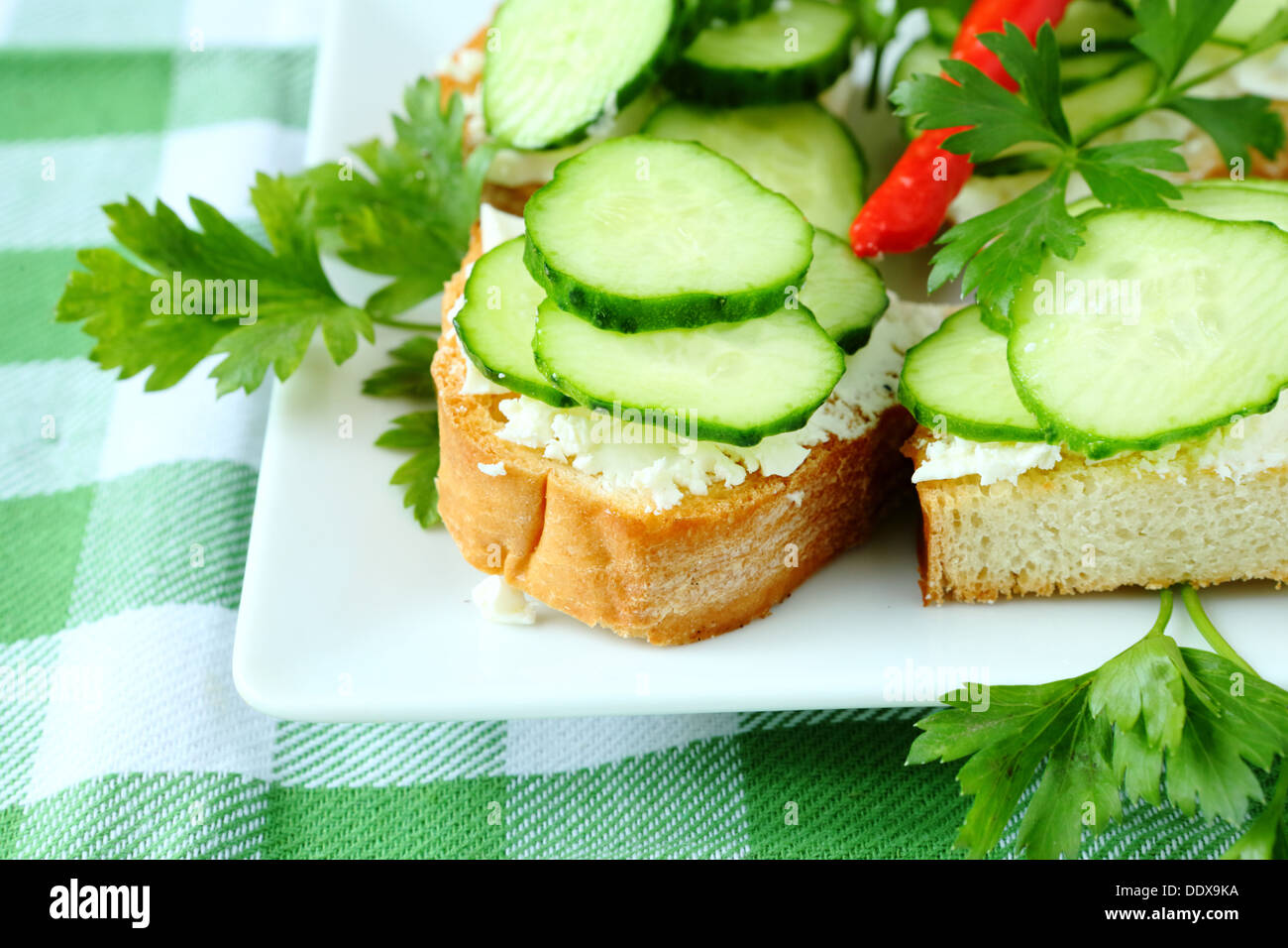 Bruschetta con formaggio e cetriolo fresco, cibo close up Foto Stock