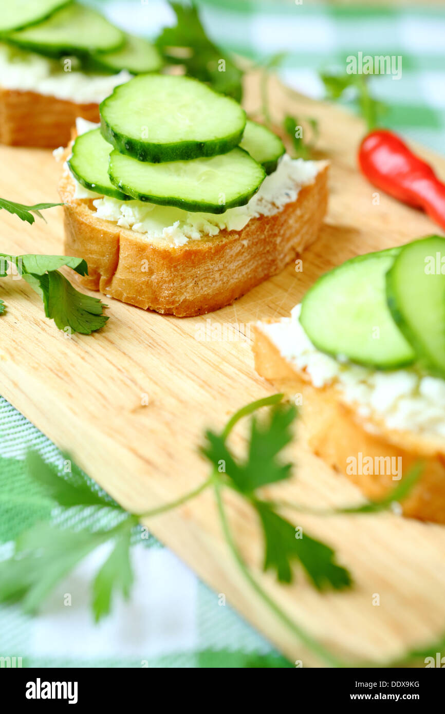 Pane tostato con il formaggio e il cetriolo fresco, cibo close up Foto Stock