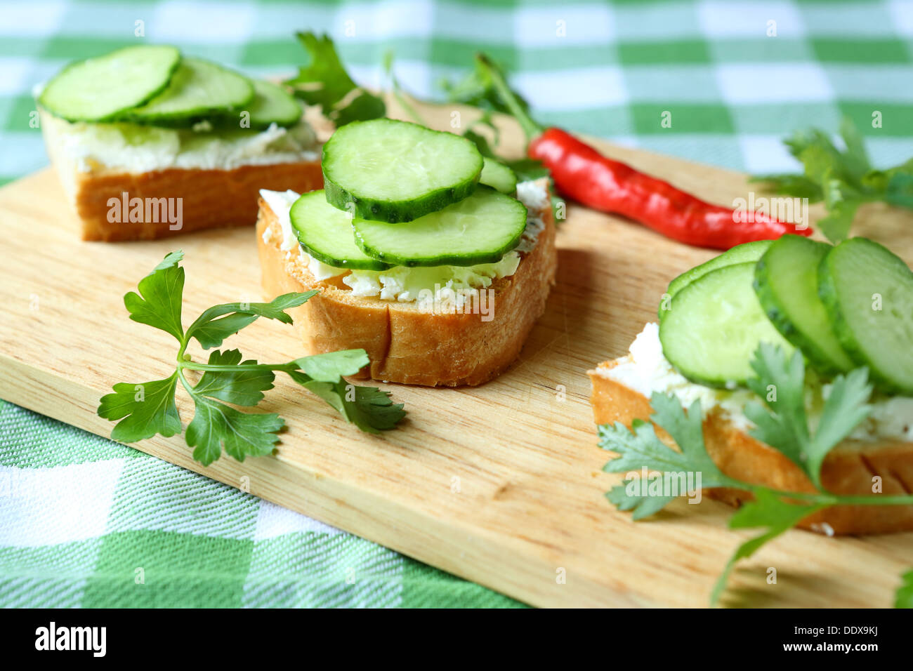 Crostino con formaggio e cetriolo fresco, cibo close up Foto Stock