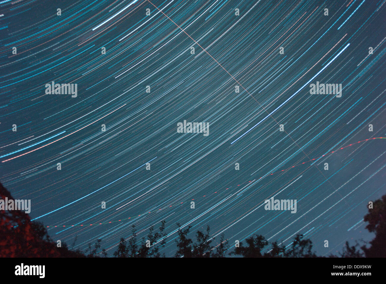Tracce stellari e aeromobili luci nel buio della Francia meridionale in cielo un 4hr immagine di esposizione in estate. Foto Stock