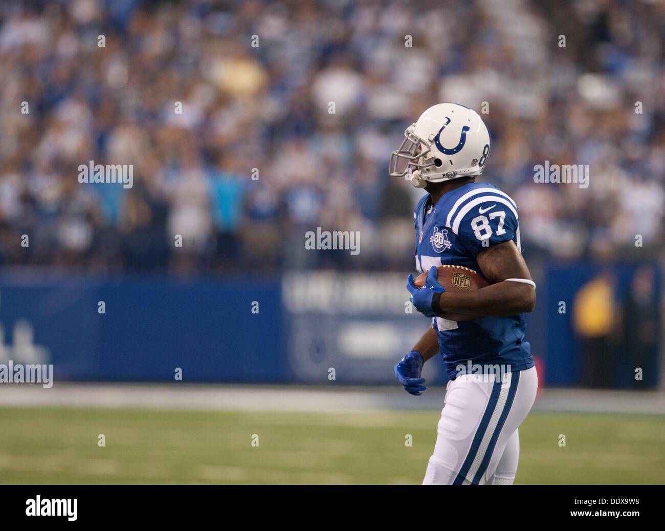 Indianapolis NEGLI STATI UNITI. 8 Sep, 2013. Settembre 08, 2013: Indianapolis Colts wide receiver Reggie Wayne (87) testine a margine dopo aver segnato un touchdown nella prima metà del gioco durante la partita tra Oakland Raiders e Indianapolis Colts a Lucas Oil Stadium di Indianapolis, IN. Credito: csm/Alamy Live News Foto Stock