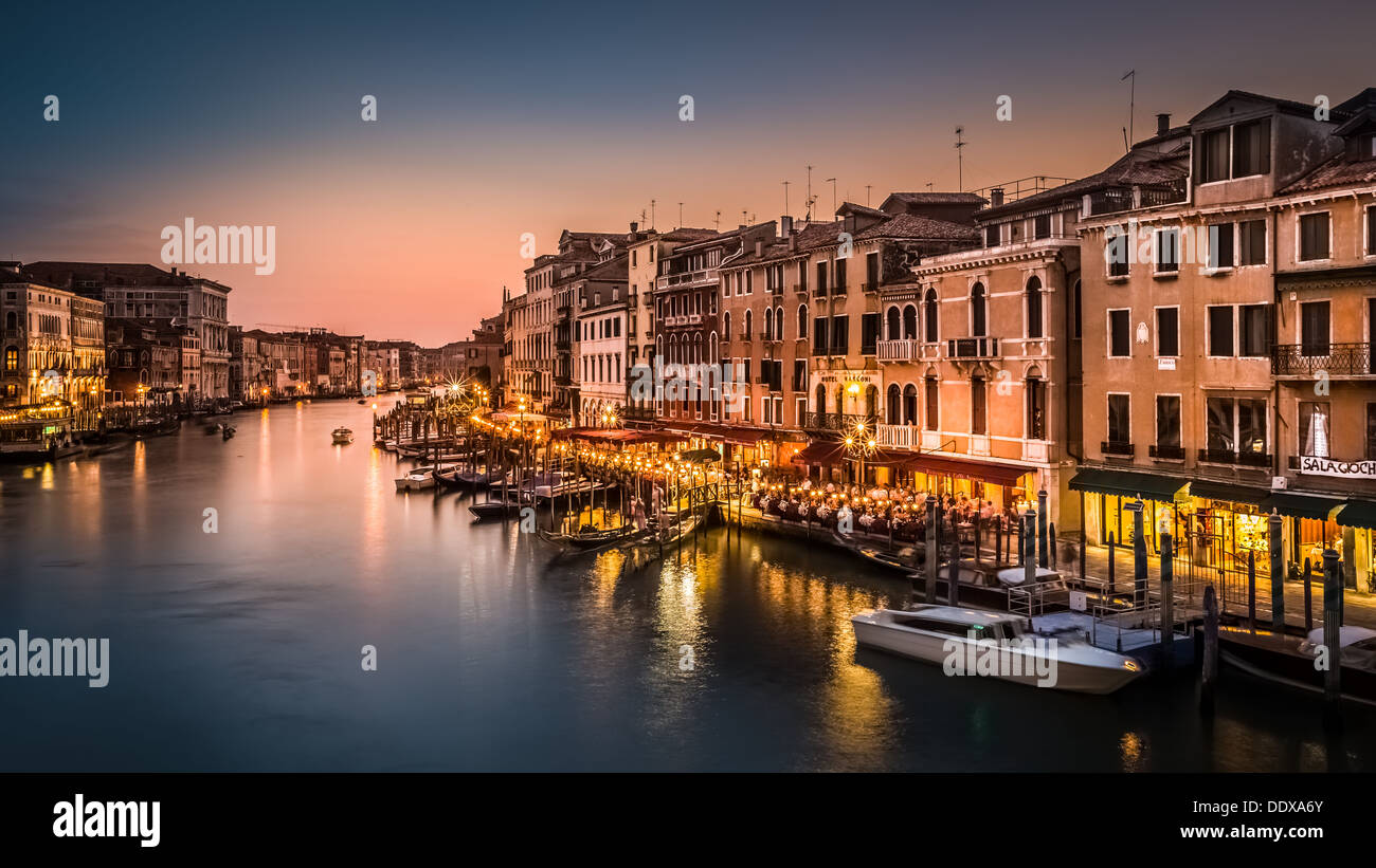 Vista del Canal Grande al tramonto, dal Ponte di Rialto, Venezia, Italia Foto Stock