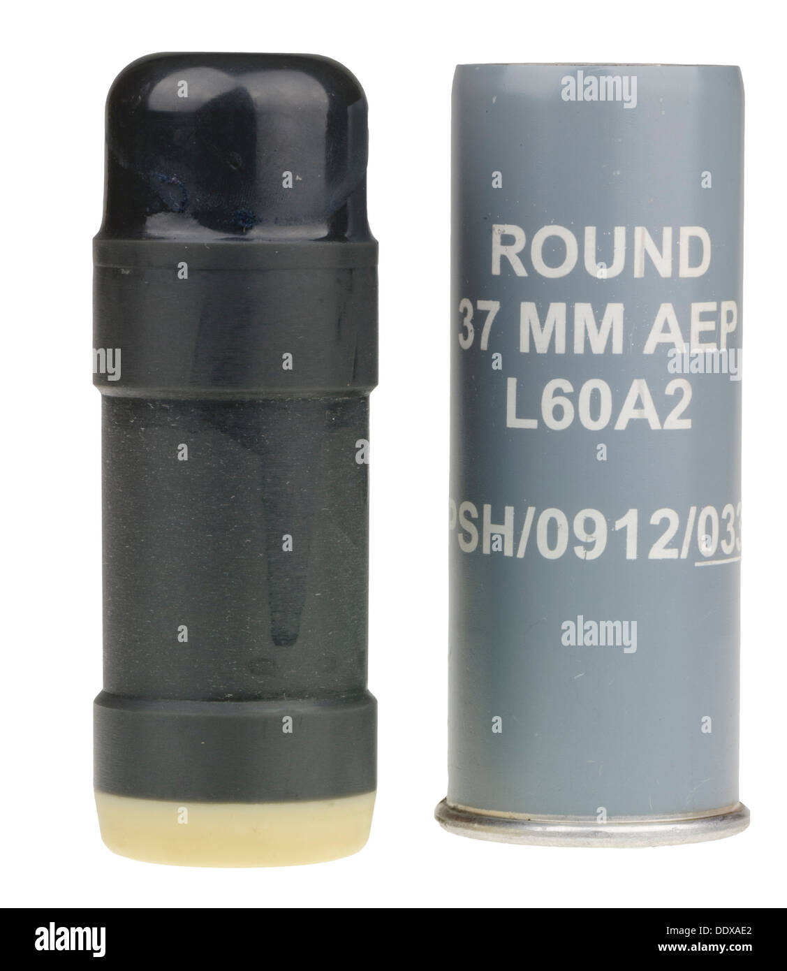 Un 37 mm L60 di energia attenuato proiettile (AEP) (plastica bullet) per essere sparato da un Heckler & Koch L60A2 con il suo involucro. Foto Stock
