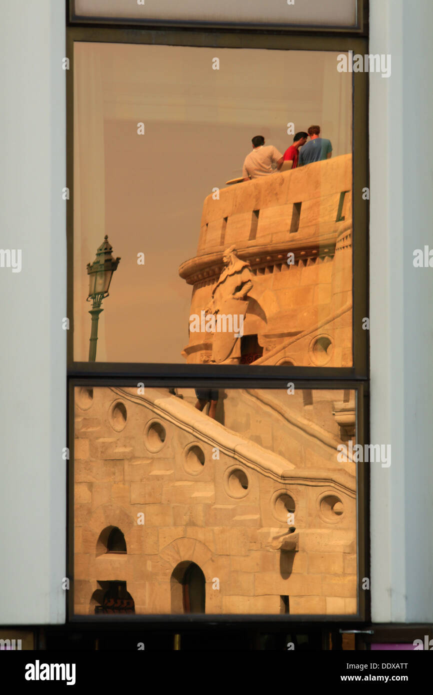 Dettagli del Bastione del Pescatore a Budapest riflessa nella finestra Foto Stock