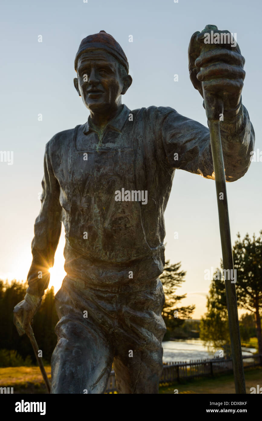 Statua di Edy Sixten Jernberg, Limedsforsen, Malung-Sälen kommun, Dalarna, Svezia Foto Stock
