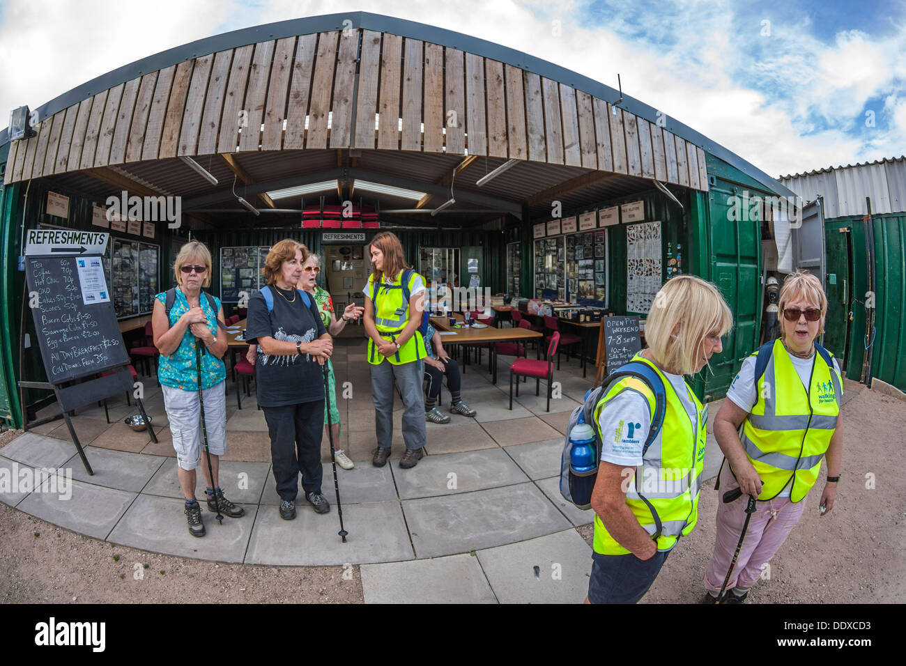 Passeggiando per il gruppo sulla salute a Pleasley Colliery visitatore cafe Foto Stock