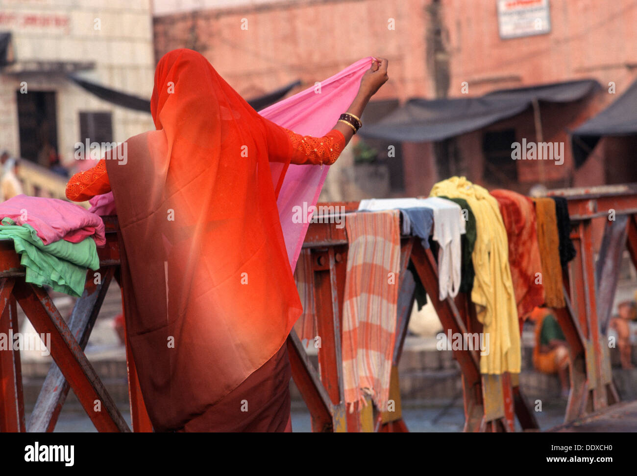 Donna indiana vestiti di posa a secco sul ponte ferroviario, Haridwar, Uttarakhand, India Foto Stock