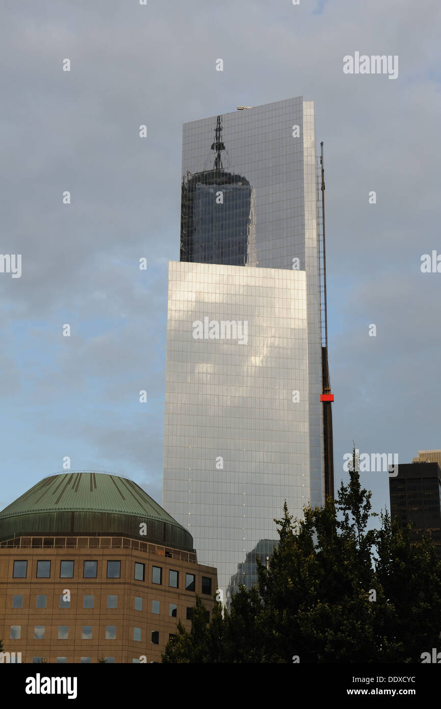 4 World Trade Center di Manhattan, New York City, riflettenti 1 World Trade Center, che sorge nelle vicinanze. Sett. 7, 2013 Foto Stock