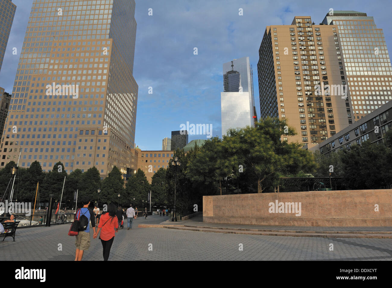 Esplanade Plaza in Battery Park City, un quartiere di Lower Manhattan, guardando ad est verso 4 World Trade Center. Sett. 7, 2013 Foto Stock