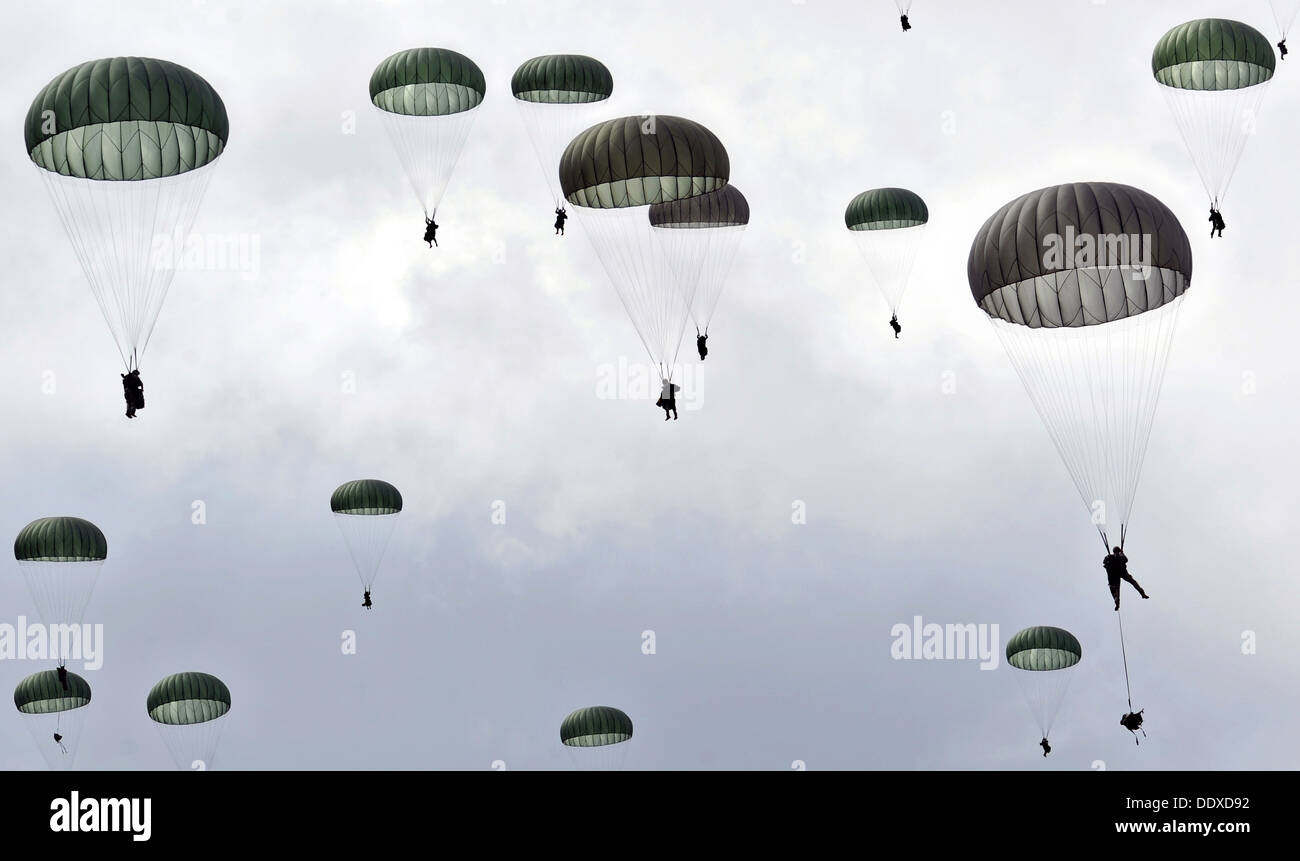 Stati Uniti Paracadutisti dell'esercito scendere sul malamute nella zona di caduta sulla giunzione base Elmendorf-Richardson durante il funzionamento Spartan raggiungere Giugno 4, 2013 in Elmendorf, Alaska. Foto Stock