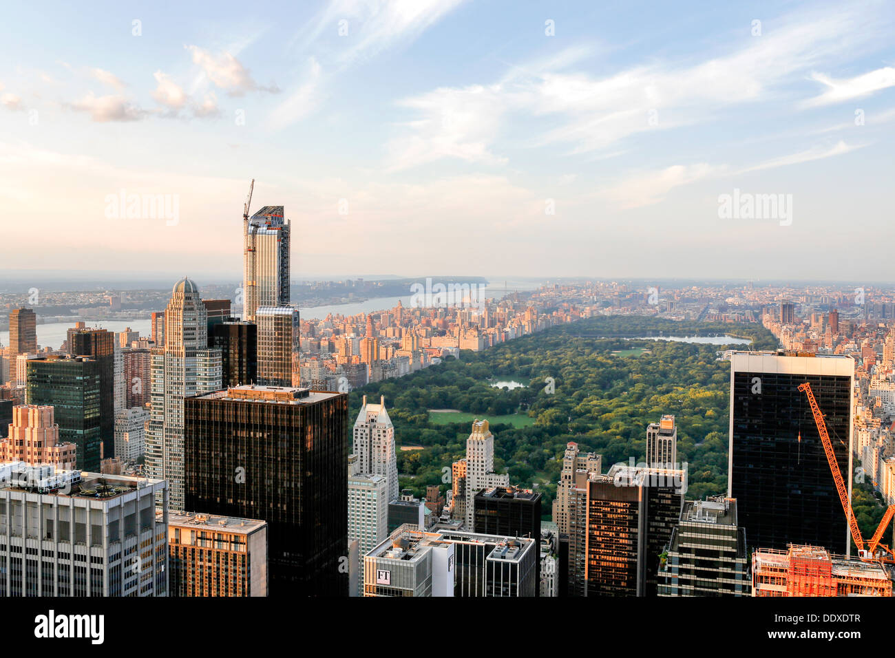 Guardando verso nord-ovest su Midtown Manhattan, Central Park, Upper West Side, Upper East Side e il fiume Hudson nel New Jersey Foto Stock
