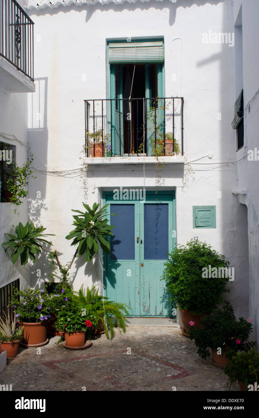 Un cortile sul retro dei vicoli di Frigiliana nel sud della Spagna Foto Stock