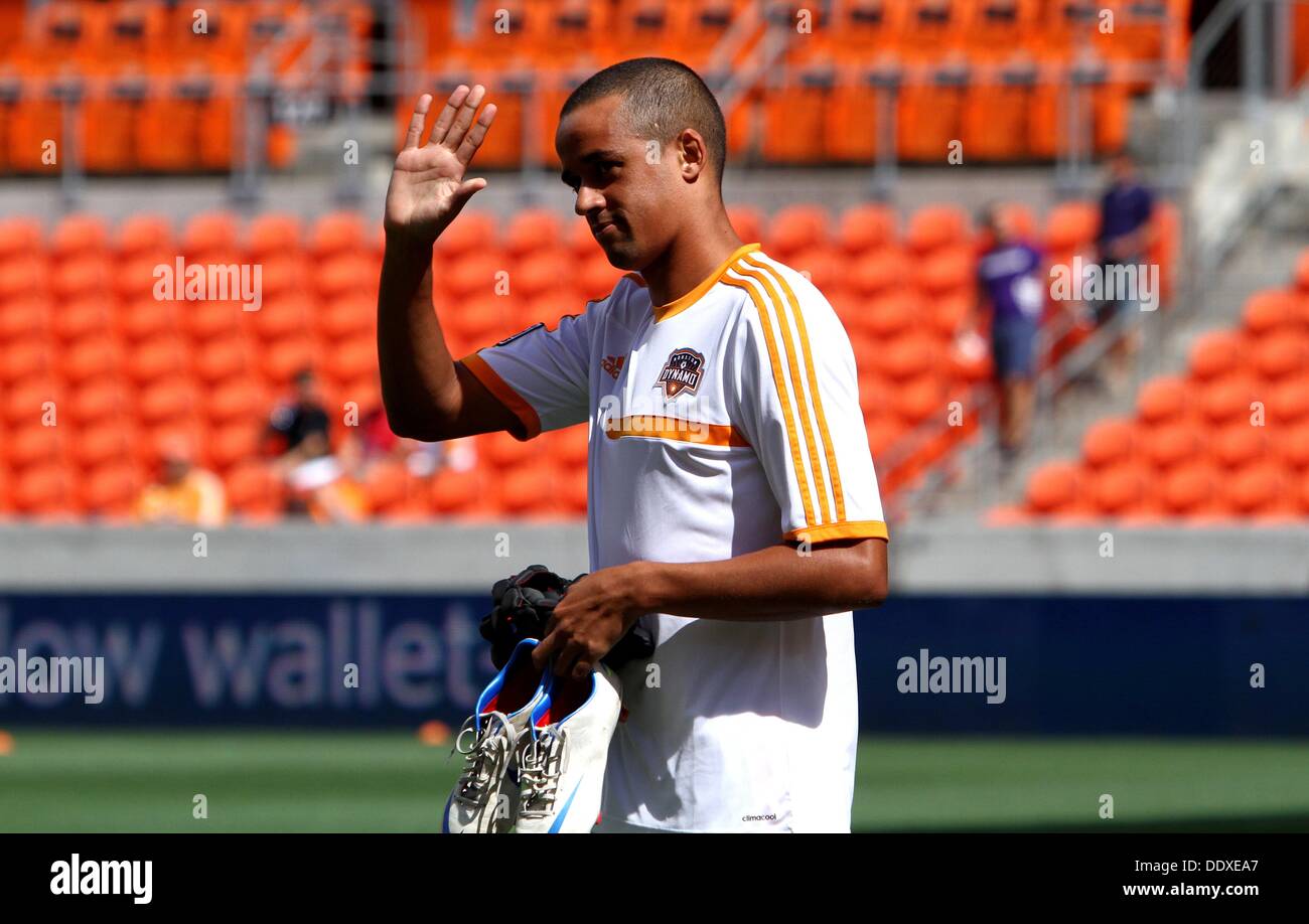 Houston, Texas, Stati Uniti d'America. 8 Sep, 2013. Set 08 2013: Houston Dynamo avanti Calen Carr #3 onde per i tifosi prima della MLS di stagione regolare corrispondenza tra la Houston Dynamo e il New York Red Bulls da BBVA Compass Stadium di Houston, TX. Credito: csm/Alamy Live News Foto Stock