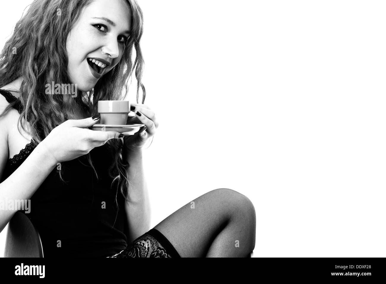 Giovane Donna con capelli rossi, rilassante con una tazza di caffè espresso al mattino forte, isolato su bianco Foto Stock