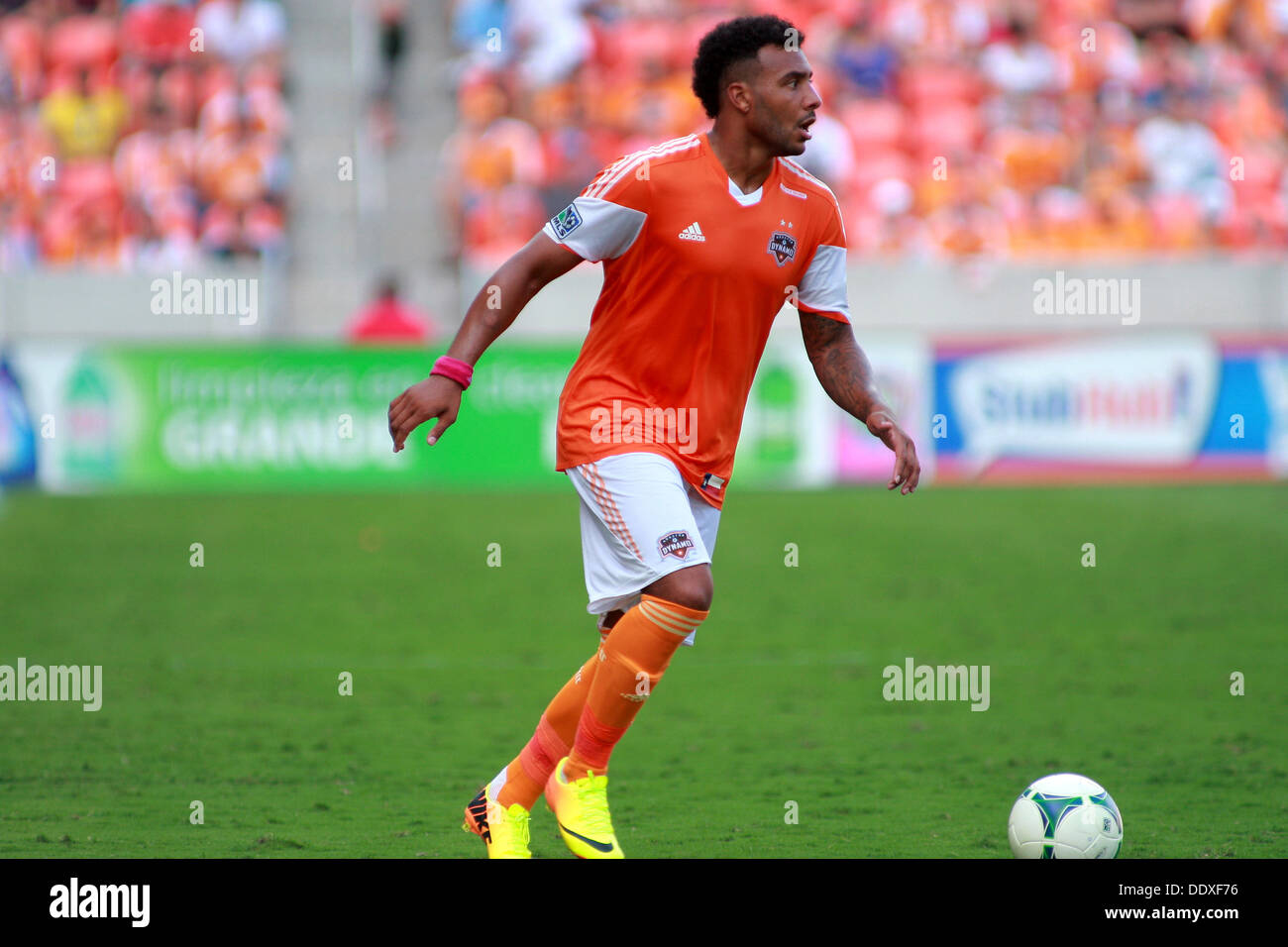 Houston, Texas, Stati Uniti d'America. 8 Sep, 2013. Set 08 2013: Houston Dynamo centrocampista Giles Barnes #23 cerca di passare a un compagno di squadra durante la MLS di stagione regolare corrispondenza tra la Houston Dynamo e il New York Red Bulls da BBVA Compass Stadium di Houston, TX. Credito: csm/Alamy Live News Foto Stock