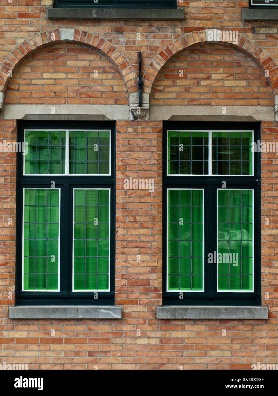 Bruges canal house finestra con vetro verde Foto Stock