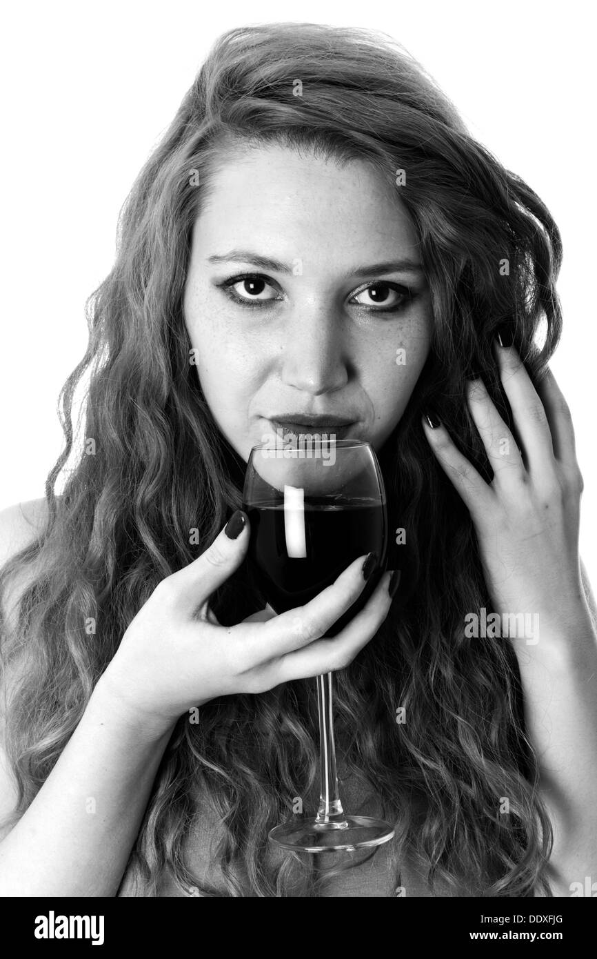 Modello rilasciato. attraente giovane donna di bere vino rosso Foto Stock
