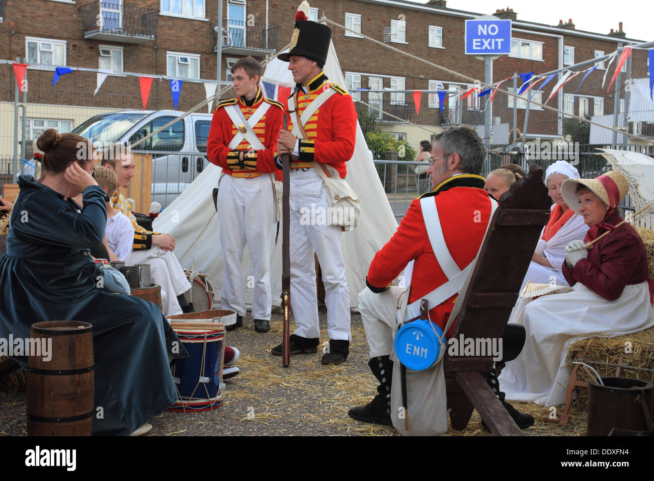 Soldati su uniforme tradizionale posa, parlando con la giovane signora Great Yarmouth festival marittimo, Norfolk, Regno Unito Foto Stock