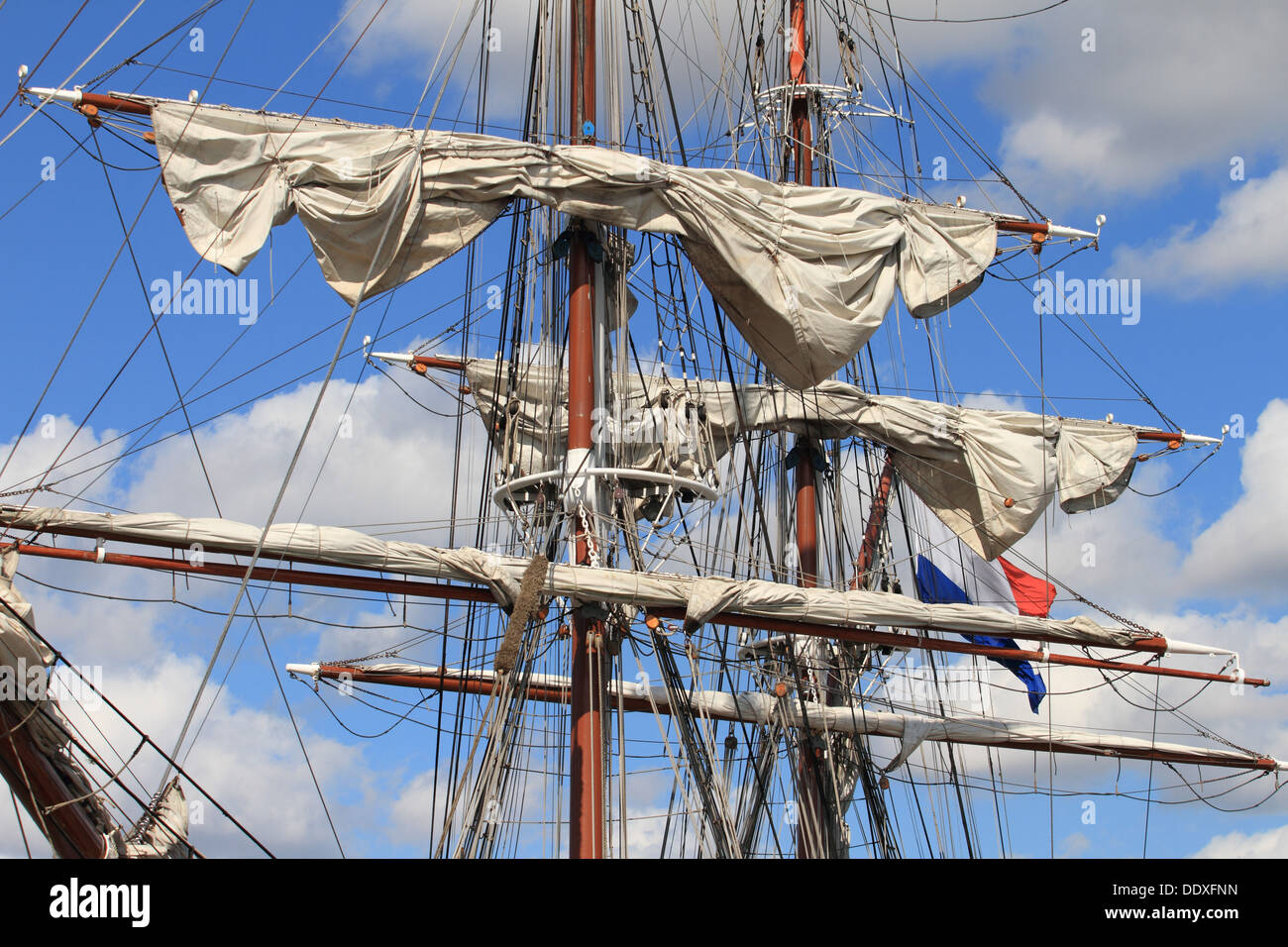 I pali della nave alta dalla Francia vengono per il festival marittimo, il grande Yarmouth, Norfolk, Regno Unito Foto Stock