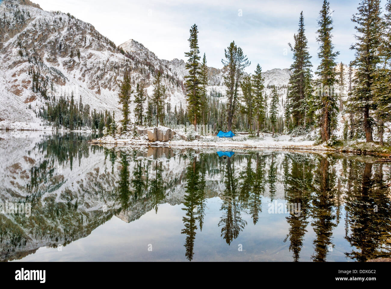 Snow winter camp sulle rive di un lago Foto Stock