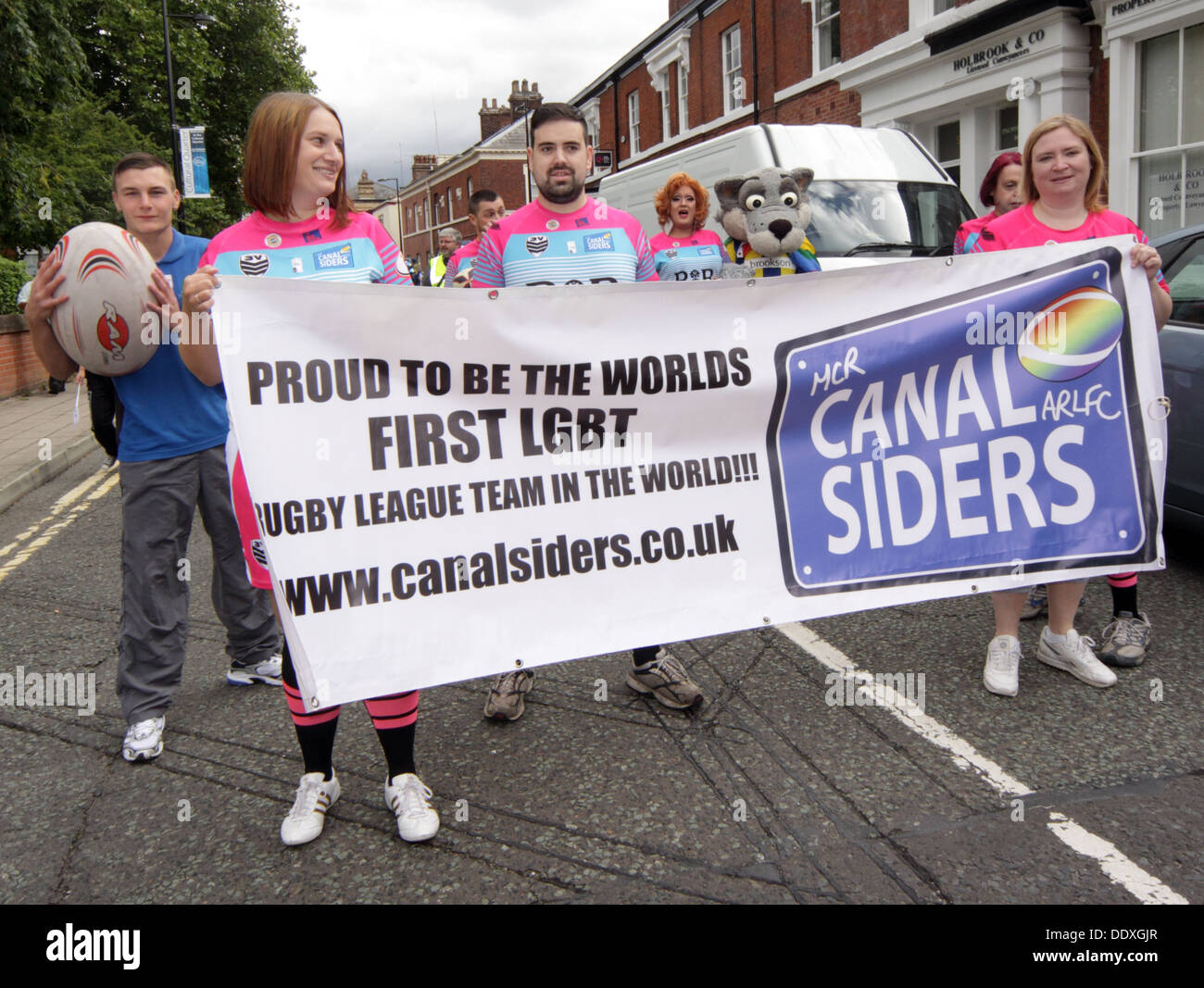 Canalsiders, Warrington LGBT Pride evento , settembre nel centro città, Cheshire, Inghilterra, Regno Unito Foto Stock