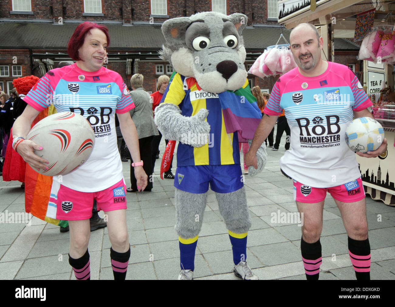 LGBT Festival a Warrington, Cheshire, Inghilterra, Regno Unito - Rugby Canalsiders con mascotte Wolfie Foto Stock