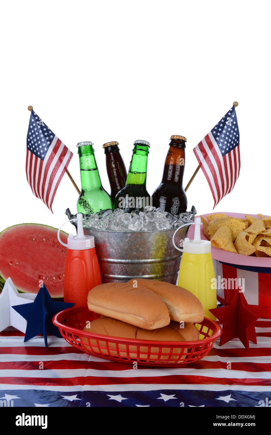 Primo piano di un tavolo da picnic decorato per il quarto di luglio. Formato verticale con uno sfondo bianco. Foto Stock