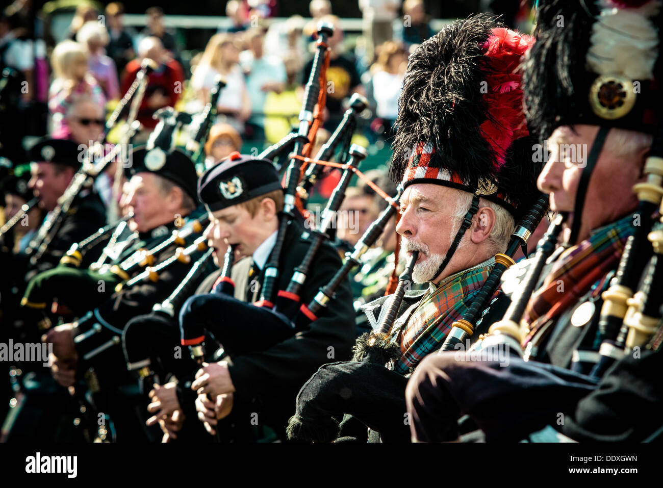 Braemar, Scotland, Regno Unito. 7 settembre 2013: una pipe band compete marching durante l annuale Braemer Highland Games al Princess Royal e il Duca di Fife Memorial Park Foto Stock