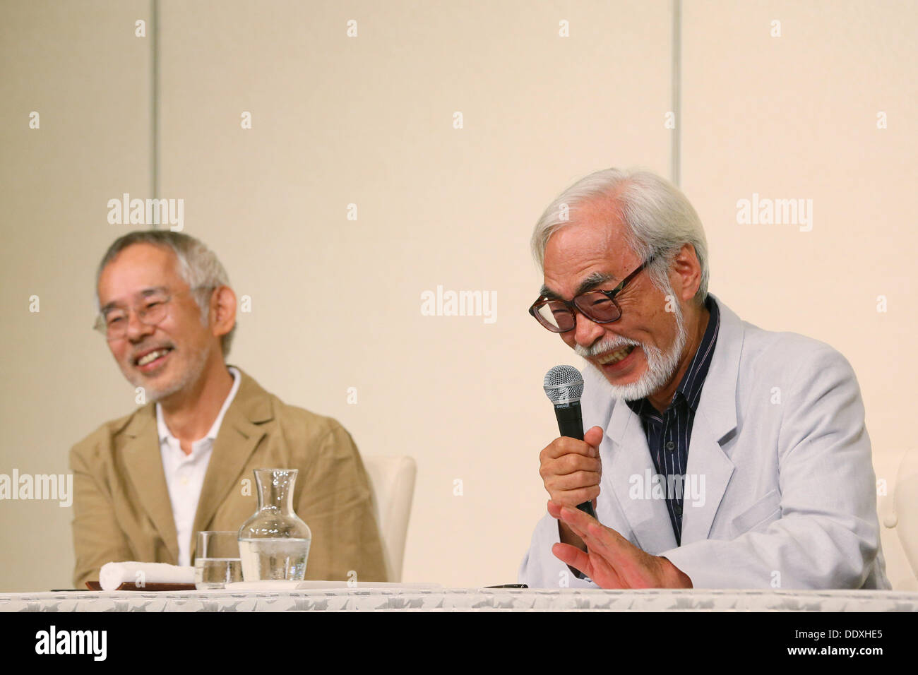 (L ro R) Toshio Suzuki, Hayao Miyazaki, 6 settembre 2013, Tokyo, Giappone: Direttore Hayao Miyazaki annuncia il suo ritiro dal settore animazione durante una conferenza stampa tenutasi a Tokio, Giappone. Miyazaki co-fondato Studio Ghibli nel 1985, dopo aver lavorato per la Toei Animation. Il suo primo film è stato Laputa: il castello nel cielo dal 1986; da allora ha lavorato personalmente su 11 film. Il suo ultimo film il vento sale(Jap: Kaze-tachinu) che è già un box-office hit in Giappone, è stato presentato al Festival del Cinema di Venezia ultima Domenica 1 settembre e saranno proiettati in tutto il mondo. Il filmato, circa il giapponese Foto Stock