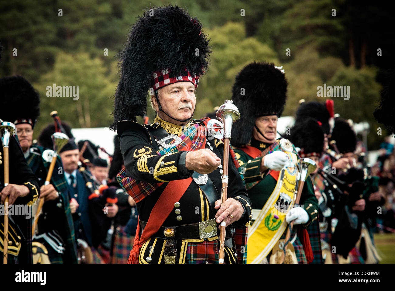 Braemar, Scotland, Regno Unito. 7 settembre 2013: Un ammassato bande di cornamuse display durante l annuale Braemer Highland Games al Princess Royal e il Duca di Fife Memorial Park come H.M. La regina lascia il parco Foto Stock