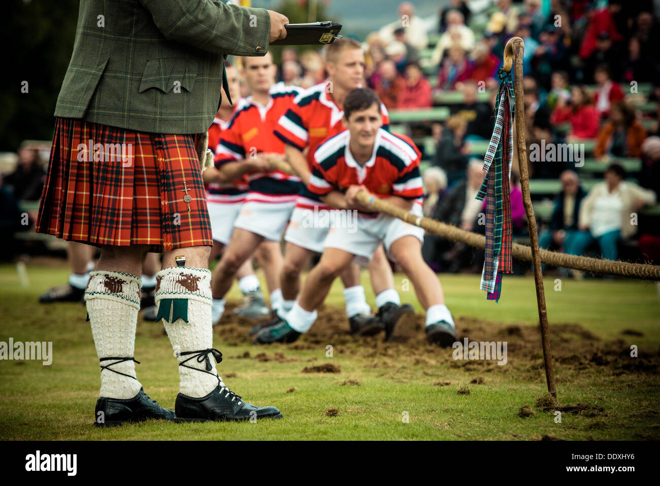 Braemar, Scotland, Regno Unito. 7 settembre 2013: una squadra combatte nella guerra di rimorchiatore concorrenza durante l annuale Braemer Highland Games al Princess Royal e il Duca di Fife Memorial Park Foto Stock