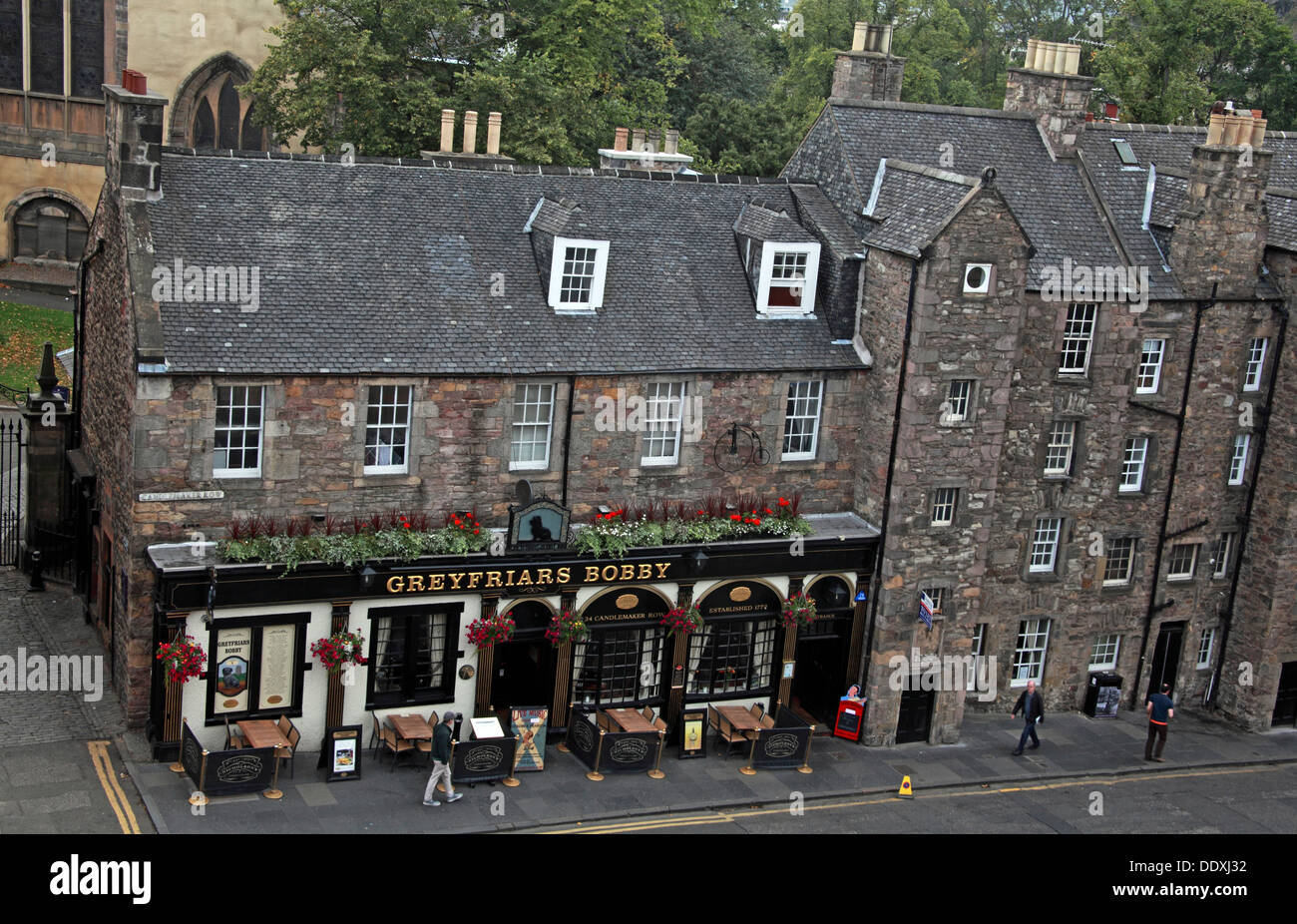 Guardando verso il basso sulla Greyfriars Bobby Pub dal di sopra, Edimburgo, capitale della Scozia UK Foto Stock