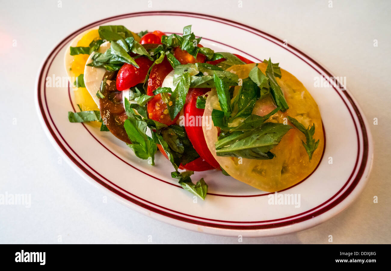 Insalata caprese con basilico, mozzarella e pomodori heirloom Foto Stock