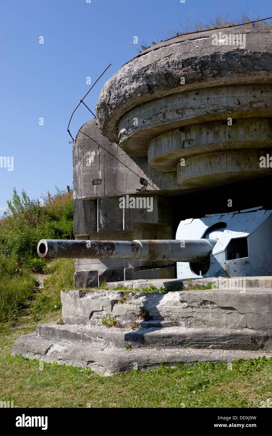 Grande WW2 bunker con il cannone a Bangsbo, Danimarca. Foto Stock
