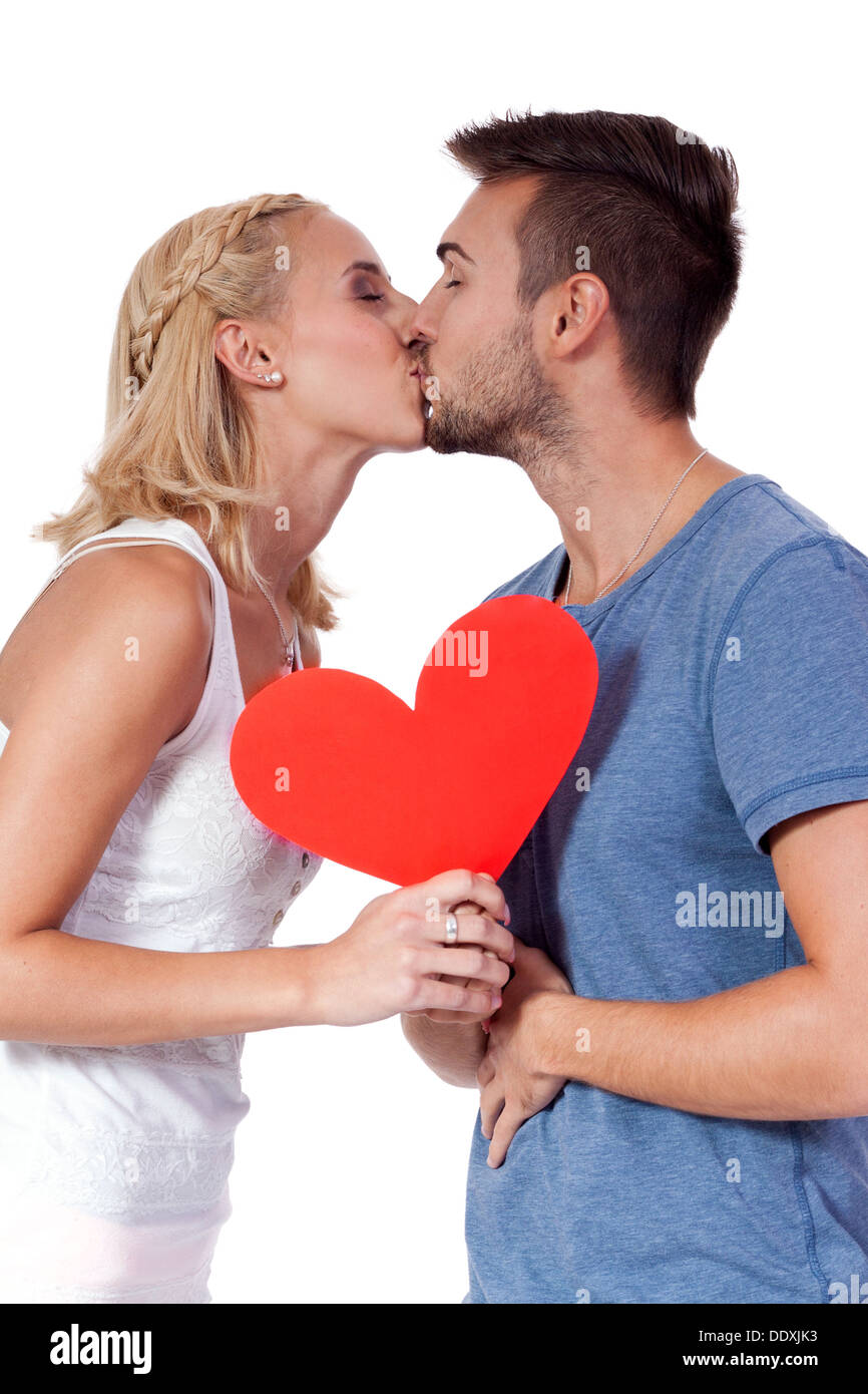 Felice coppia giovane in amore con cuore rosso il giorno di san valentino ritratto isolato Foto Stock