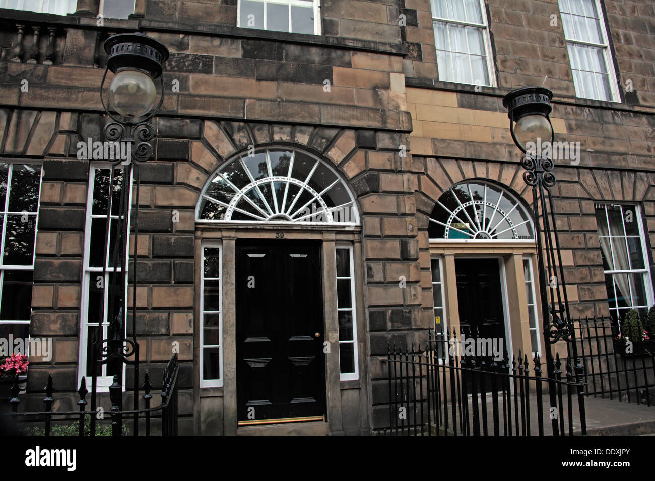 Edifici da Edinburgh New Town, architettura classica, lampade stradali , Lothian, Scozia, Regno Unito Foto Stock