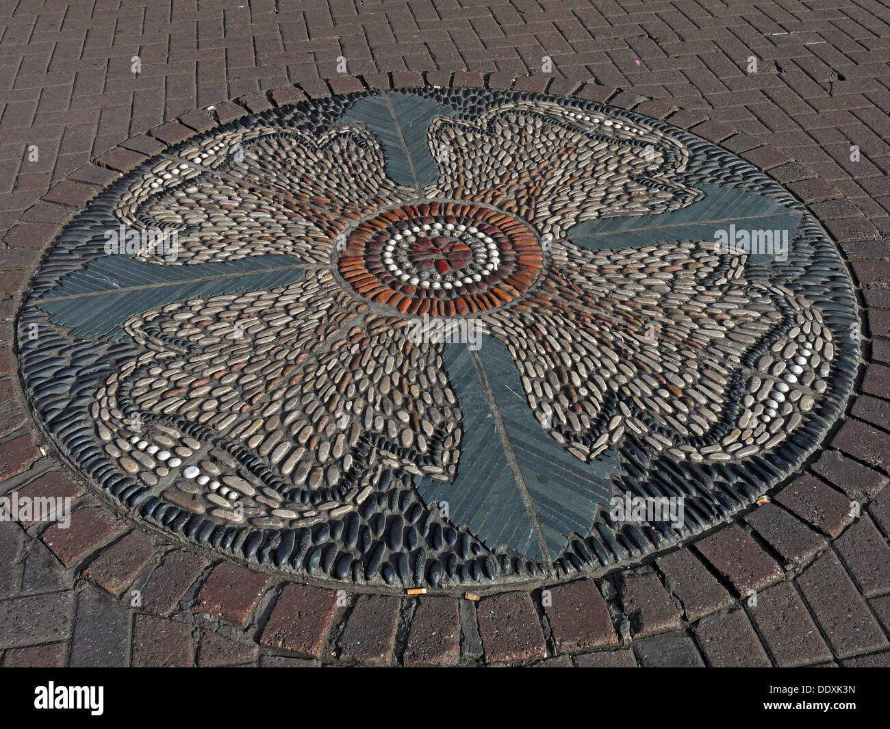 Rose Street, Edimburgo, Scozia, Regno Unito - mosaico di rose fuori dall'Auld Hundred Foto Stock