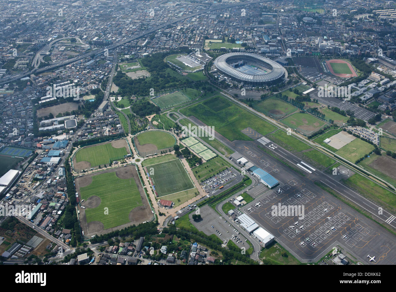 Musashino Forest Park e il centro sportivo: Tokyo, Giappone: Vista aerea del luogo proposto per il 2020 Giochi olimpici estivi. (Foto di AFLO) Foto Stock