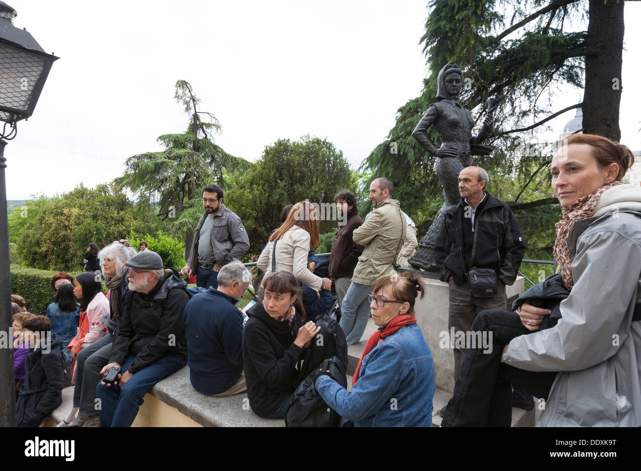 Una folla in attesa al San Isidro Festival n Las Vistillas Park - di Los Austrias di Madrid La Comunità di Madrid, Spagna Foto Stock