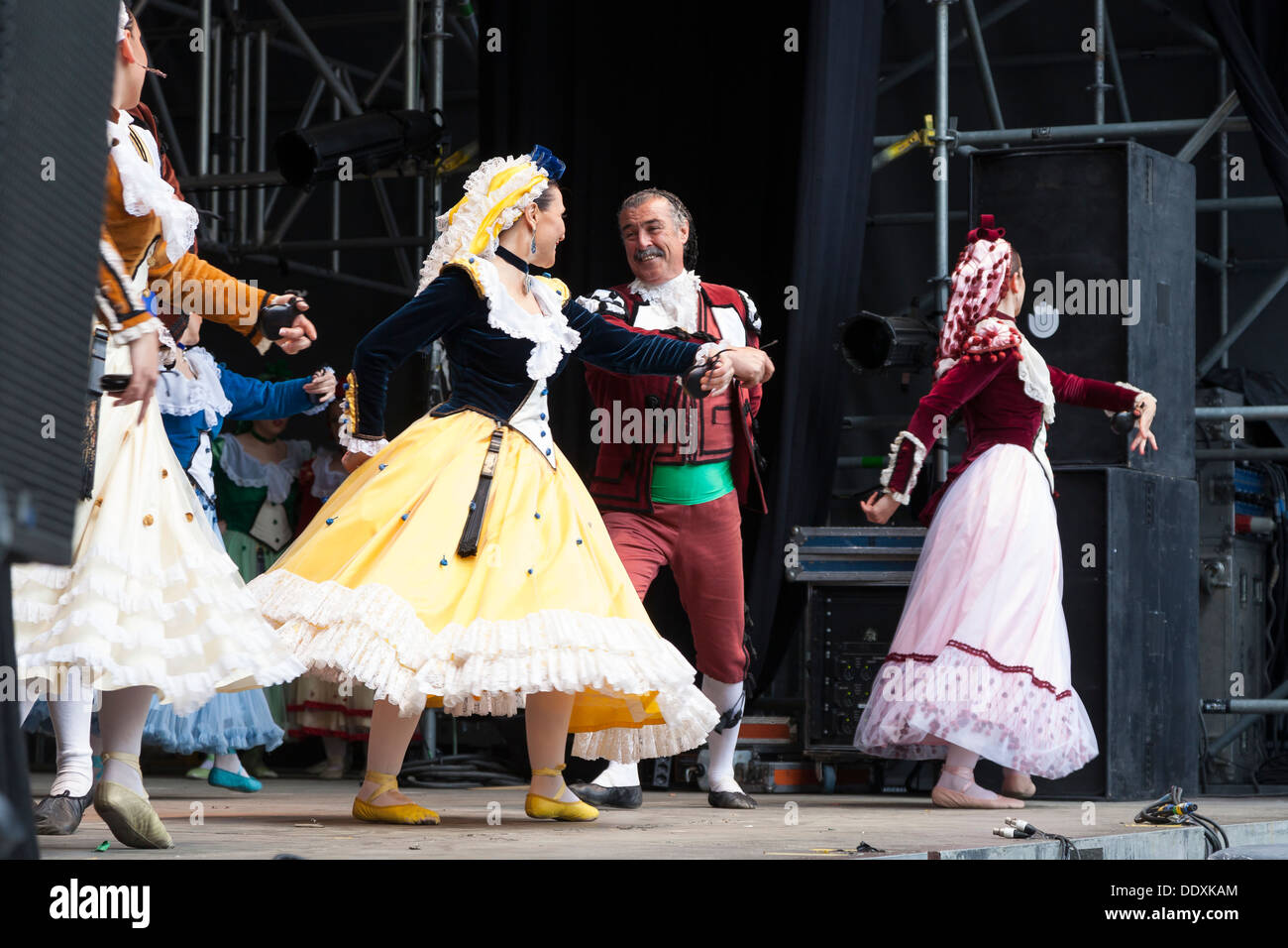 Goyescos effettuando al San Isidro Festival in Las Vistillas Park - di Los Austrias di Madrid La Comunità di Madrid, Spagna Foto Stock