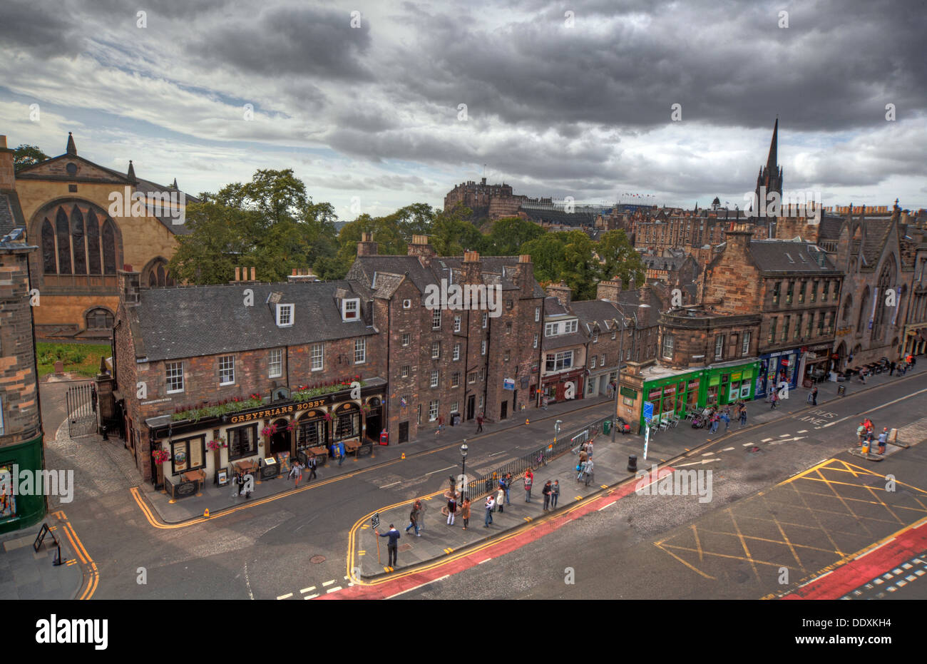 Edinburghs Grey Friars, Tolbooth, George Street e Candlemaker Row, centro città, Lothians, Scozia, Regno Unito, sotto il cielo pustoloso Foto Stock