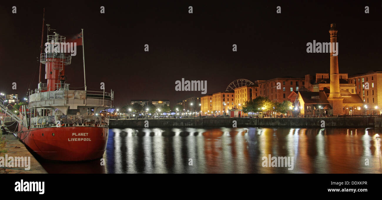 Albert Dock / Pianeta rosso barca nelle ore notturne Liverpool Merseyside England Regno Unito Foto Stock