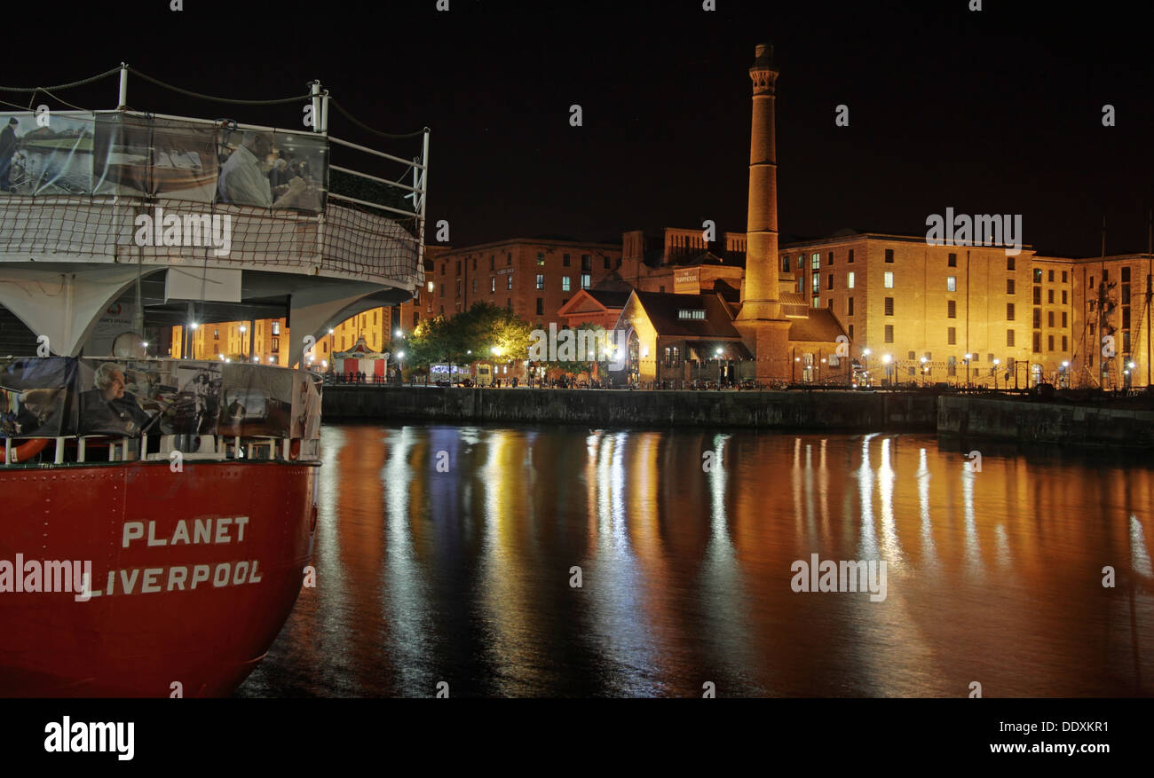 Nave leggera Planet Liverpool presso l'Albert Dock, a Liverpool di notte, Merseyside, Inghilterra, Regno Unito, L3 Foto Stock