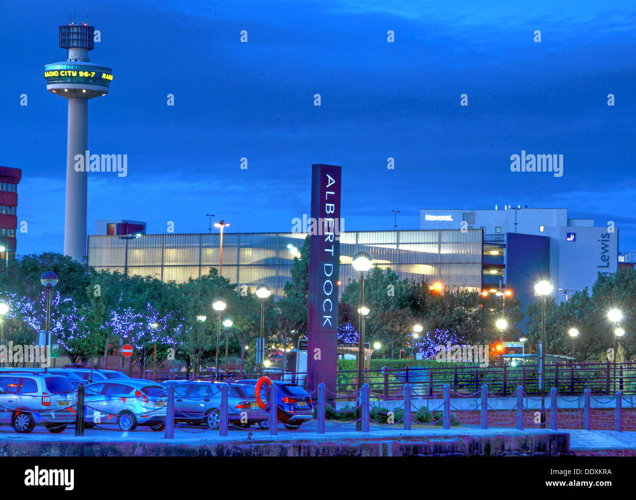 Albert Dock segno, Liverpool di notte , Merseyside , Inghilterra , REGNO UNITO ora blu Foto Stock