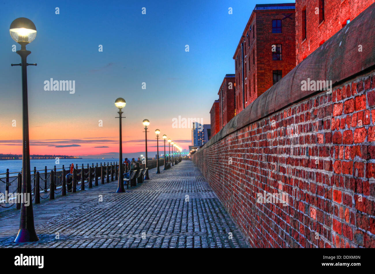 Guardando verso il basso il Mersey dall'Albert Dock notturno Liverpool Merseyside England Regno Unito Foto Stock
