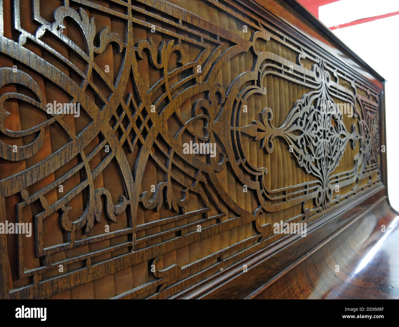 Piano verticale, Fretwork in legno Foto Stock