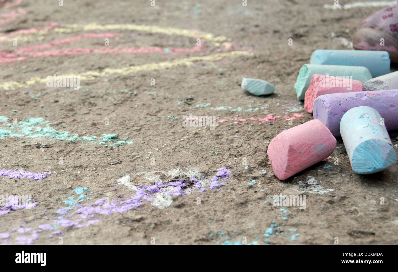 Pezzi di chalk sono su asfalto Foto Stock